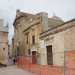 Ma la visita a questa importantissima area di Bari non finisce qui. Del complesso fa parte anche la chiesa di Santa Scolastica al Porto, separata per dal convento benedettino da un muro. Per visitarla  necessario cos uscire dallarea museale, attraversare piazza San Pietro e giungere in via Venezia, alla fine della Muraglia, dove si staglia lingresso del luogo di culto
